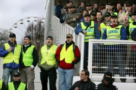 Demonstrace policistů a hasičů na Výstavišti u Křižíkovy fontány v únoru 2007.