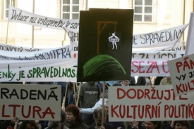 Demonstrace na protest proti grantov&eacute;mu syst&eacute;mu na jaře 2008.