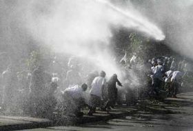 Keňsk&aacute; policie zakročila proti demonstrantům se slzn&yacute;m plynem.