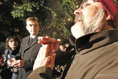 Starosta Třebíče Ivo Uher (uprostřed) se vydal mezi demonstranty.
