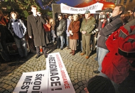 Obyvatelé Třebíče demonstrovali proti vedení města.