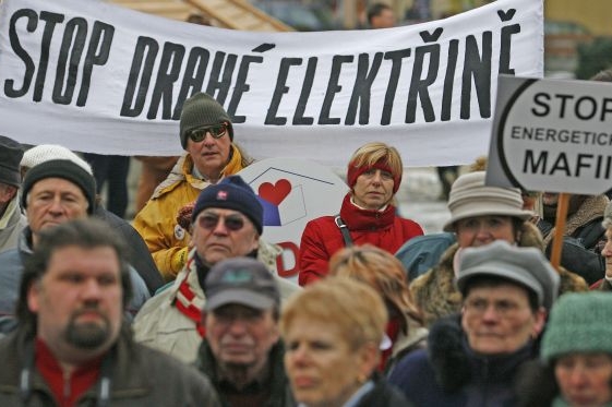 Proti cenám elektřiny v Česku demonstrovali lidé v letos v Jihlavě. 
