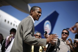 Přesvědčí delegáty? Obama před odletem do Iowy.