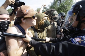 Pondělní demonstrace mírových aktivistů v Denveru.