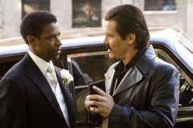 Denzel Washington (vlevo) v hlavn&iacute; roli Americk&eacute;ho gangstera.