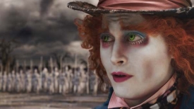 Johnny Depp jako porthlý Kloboučník v Burtonově fantasy.