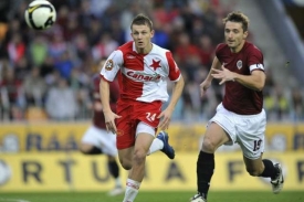 Slavistického kanonýra Necida hlídá kapitán Voříšek (vpravo). Slavistického kanonýra Necida hlídá kapitán Voříšek (vpravo).