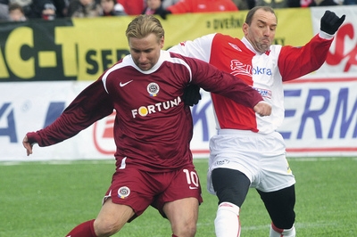 Horst Siegl (vlevo, bojuje s F. Veselým ml.) vstřelil Slavii dva góly. Horst Siegl (vlevo, bojuje s F. Veselým ml.) vstřelil Slavii dva góly.