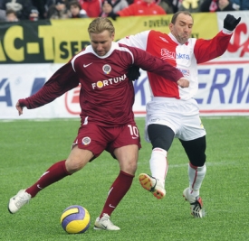 Horst Siegl (vlevo, bojuje s F. Vesel&yacute;m ml.) vstřelil Slavii dva g&oacute;ly.