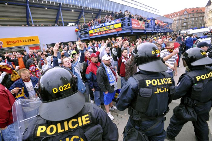 Fanoušci Sparty před fotbalovým stadionem na Letné.