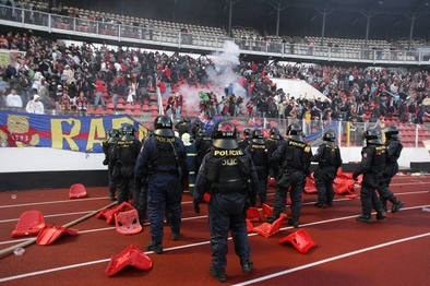 Měla by i v budoucnu hlídat fanoušky policie.
