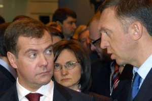 Prezidentsk&yacute; kandid&aacute;t Dmitrij Medveděv (L) a miliard&aacute;ř Oleg Děripaska.
