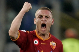 Daniele De Rossi z AS Řím se raduje z vítězné branky.