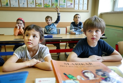Dětem se prý nedostává učebních pomůcek. Dětem se prý nedostává učebních pomůcek.
