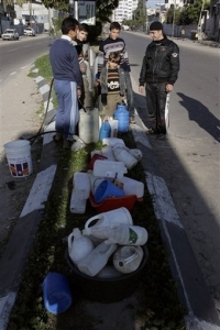 Palestinské děti se baví s policistou a pomáhají mu. Jsou civilisté?