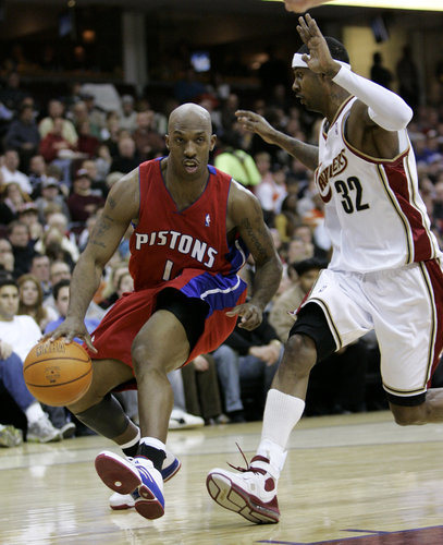 NBA, neděle 4.února, Detroitský Chauncey Billups (1) proti Clevelandskému Larry Hughesovi (32). NBA, neděle 4.února, Detroitský Chauncey Billups (1) proti Clevelandskému Larry Hughesovi (32).