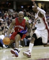 NBA, neděle 4.&uacute;nora, Detroitsk&yacute; Chauncey Billups (1) proti Clevelandsk&eacute;mu Larry Hughesovi (32).