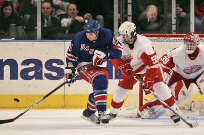 Detroitští Red Wings útočí na bránu Dominka Haška. Niklas Kronwall (55) ze Švédska brání proti útoku New York Rangers v zastoupení Jeda Ortmeyera (41) během třetí třetiny NHL v pondělí 5. února v Madison Square Garden.