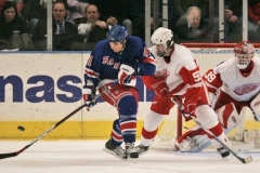Detroitští Red Wings útočí na bránu Dominka Haška. Niklas Kronwall (55) ze Švédska brání proti útoku New York Rangers v zastoupení Jeda Ortmeyera (41) během třetí třetiny NHL v pondělí 5. února v Madison Square Garden.