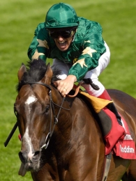 Žokej Frankie Dettori na koni Authorized vyhrává letošní derby v Epsomu