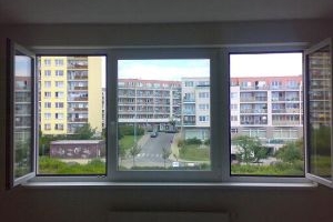 Výhled z okna jednoho z bytů určených pro kubánské uprchlíky