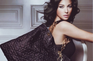 Elegantní taška Dior Soft Bag je bestselerem letošní sezóny.