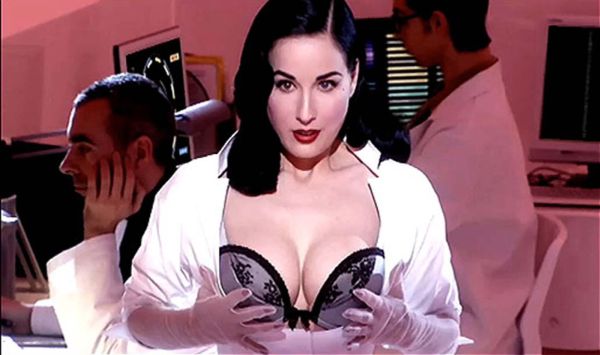 Dita von Teese v reklamě na spodní prádlo.