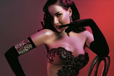 Dita von Teese se chystá do opery.
