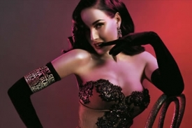 Dita von Teese se chystá do opery.