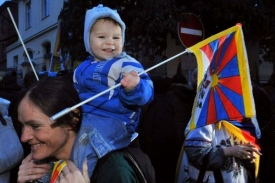 Za Tibet před čínskou ambasádou protestuje stovka lidí. Za Tibet před čínskou ambasádou protestuje stovka lidí.