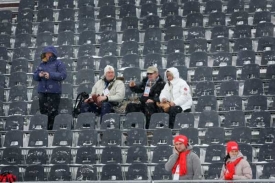 Pohled na č&aacute;st tribuny v are&aacute;lu ve Vesci během z&aacute;vodu běžkařek.