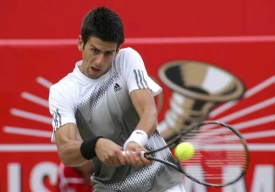 Srbský tenista Djokovič cítí na Federerovi nejistotu.