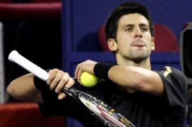 Srbský tenista Novak Djokovič je prvním semifinalistou Turnaje mistrů.