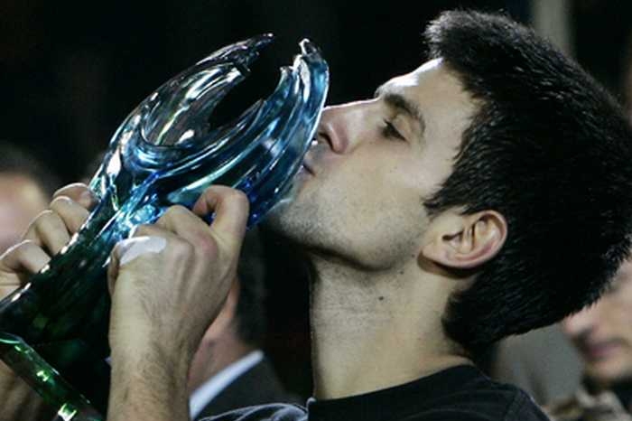 Novak Djokovič s vysněným pohárem za první místo v Turnaji mistrů.
