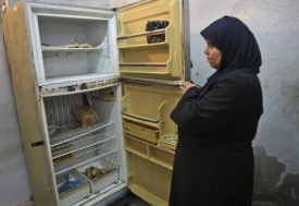 Palestinka se d&iacute;v&aacute; do prazdn&eacute; chladničky. Elektřina stejně nejde.r