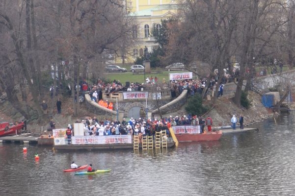 Otužilci jeden po druhém sestupují do vody.