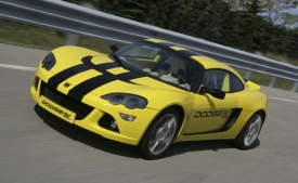 Dodge EV je ve skutečnosti britské kupé Lotus Europa s elektrickým pohonem.