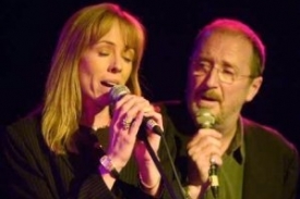 Denny Doherty (vpravo)
