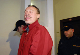 Zdeňka Doležela odvádí policejní eskorta.