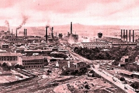 Důl a huť K&ouml;nigsh&uuml;tte (dne&scaron;n&iacute; Chroz&oacute;w) v roce 1908.