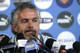Kouč Donadoni po ME čelí nejen mediální kritice. Kouč Donadoni po ME čelí nejen mediální kritice.
