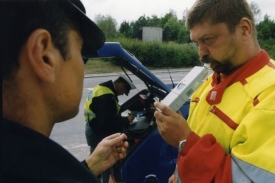 Alkohol za volantem? Ihned zabavit řidiči vůz, nařizuje Tržil.