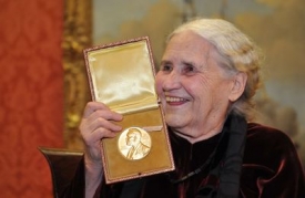 Doris Lessingová převzala se zpožděním Nobelovu cenu.