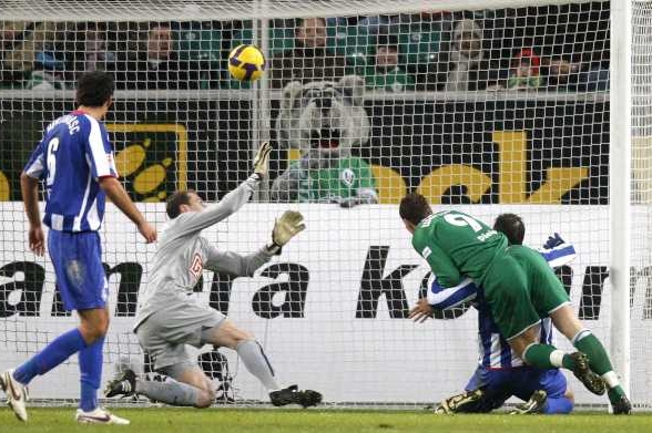 Gólman Herthy Berlín Jaroslav Drobný inkasuje gól. Gólman Herthy Berlín Jaroslav Drobný inkasuje gól.