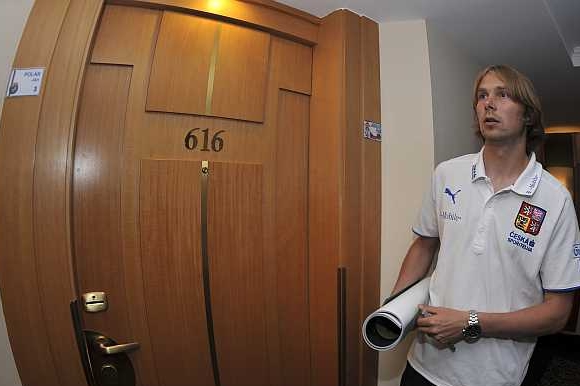 Záložník Jaroslav Plašil před svým hotelovým pokojem.