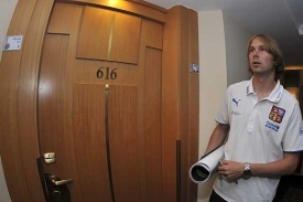 Záložník Jaroslav Plašil před svým hotelovým pokojem.