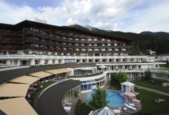 Seefeldský hotel Dorint zvenčí.