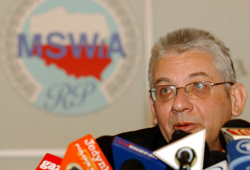 Ministr vnitra Ludwig Dorn ve Waršavě vysvětluje důvody své rezignace. Ministr vnitra Ludwig Dorn ve Waršavě vysvětluje důvody své rezignace.