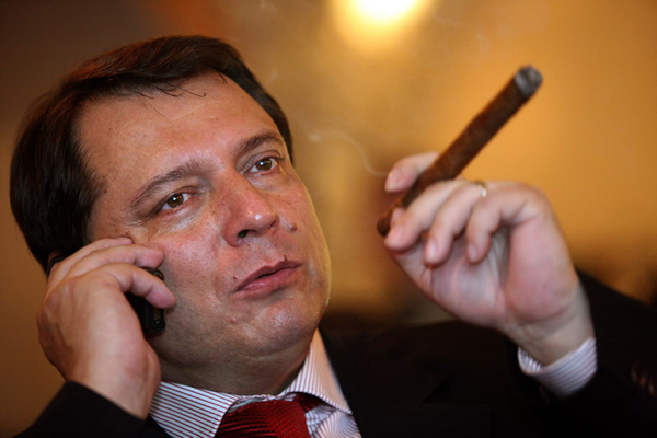 Předseda ČSSD Jiří Paroubek si zapálil pro slavnostní chvíli doutník.