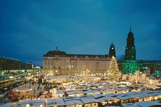 Drážďanský Striezelmarkt je nejstarším vánočním trhem v Německu. Drážďanský Striezelmarkt je nejstarším vánočním trhem v Německu.